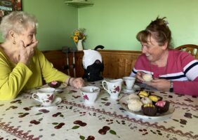 Mother and daughter enjoying afternoon tea with their Uccello Kettle