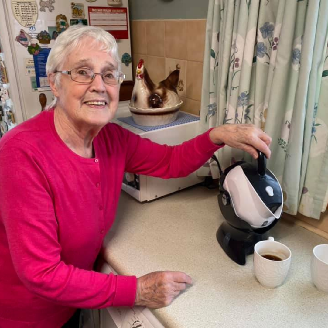 Elderly woman making tea with the Uccello Kettle